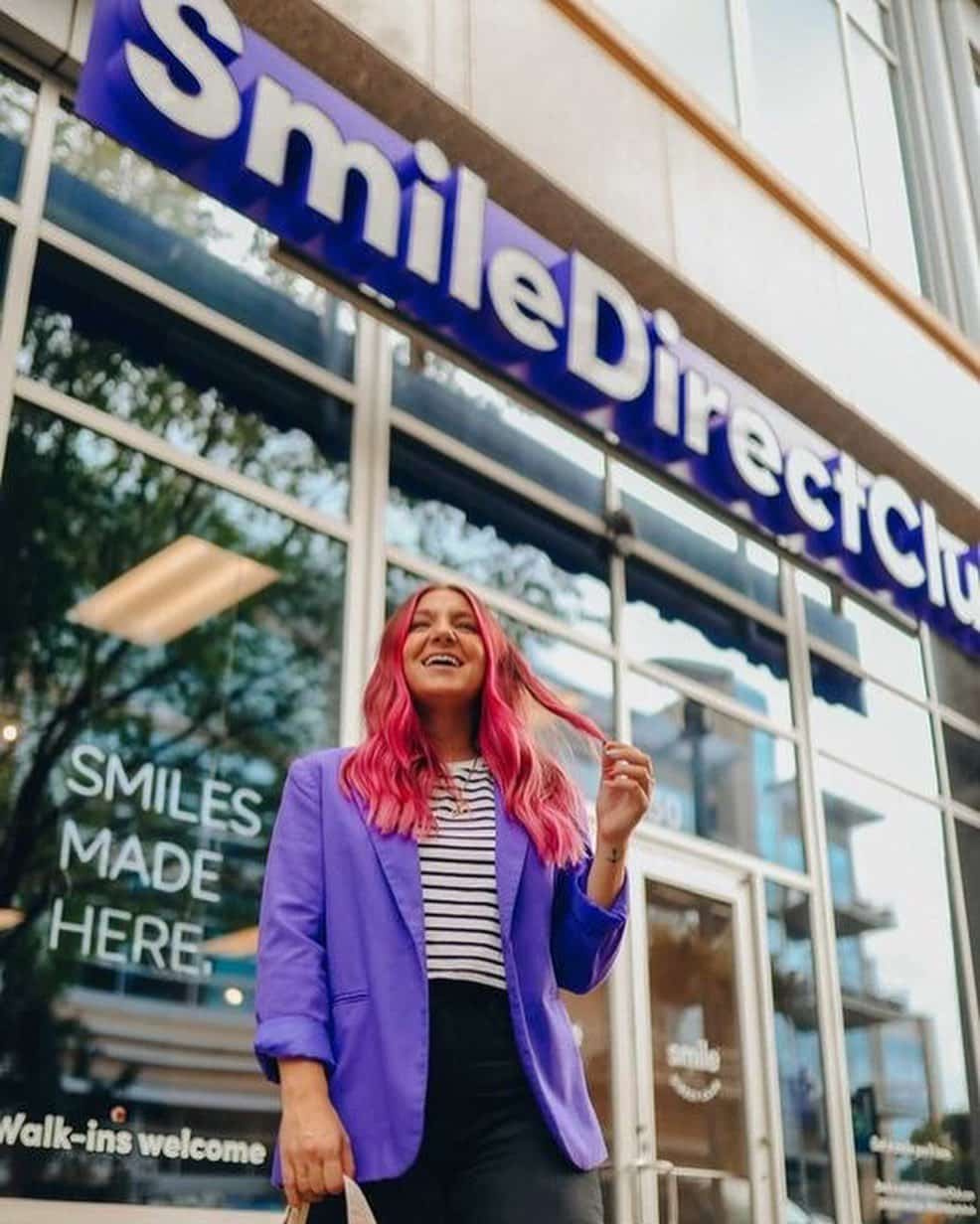Smiling is contagious ~ especially on Fridays! Let the weekend commence.⁣⁣
⁣⁣
@kbousq ⁣
@smiledirectclub ⁣