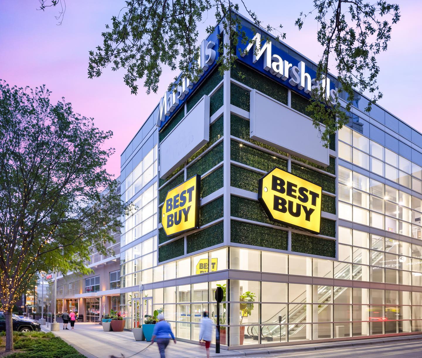 Calling all last minute shoppers: Best Buy has a ton of great gifts to celebrate a father figure in your life this Sunday. A few suggestions from their official gift guide:

 Noise cancelling headphones
 A smart watch 
‍♂️ A neck massager
🔈 New speakers for the house
📸 A new camera to capture those family memories

How are you celebrating your dad this weekend?