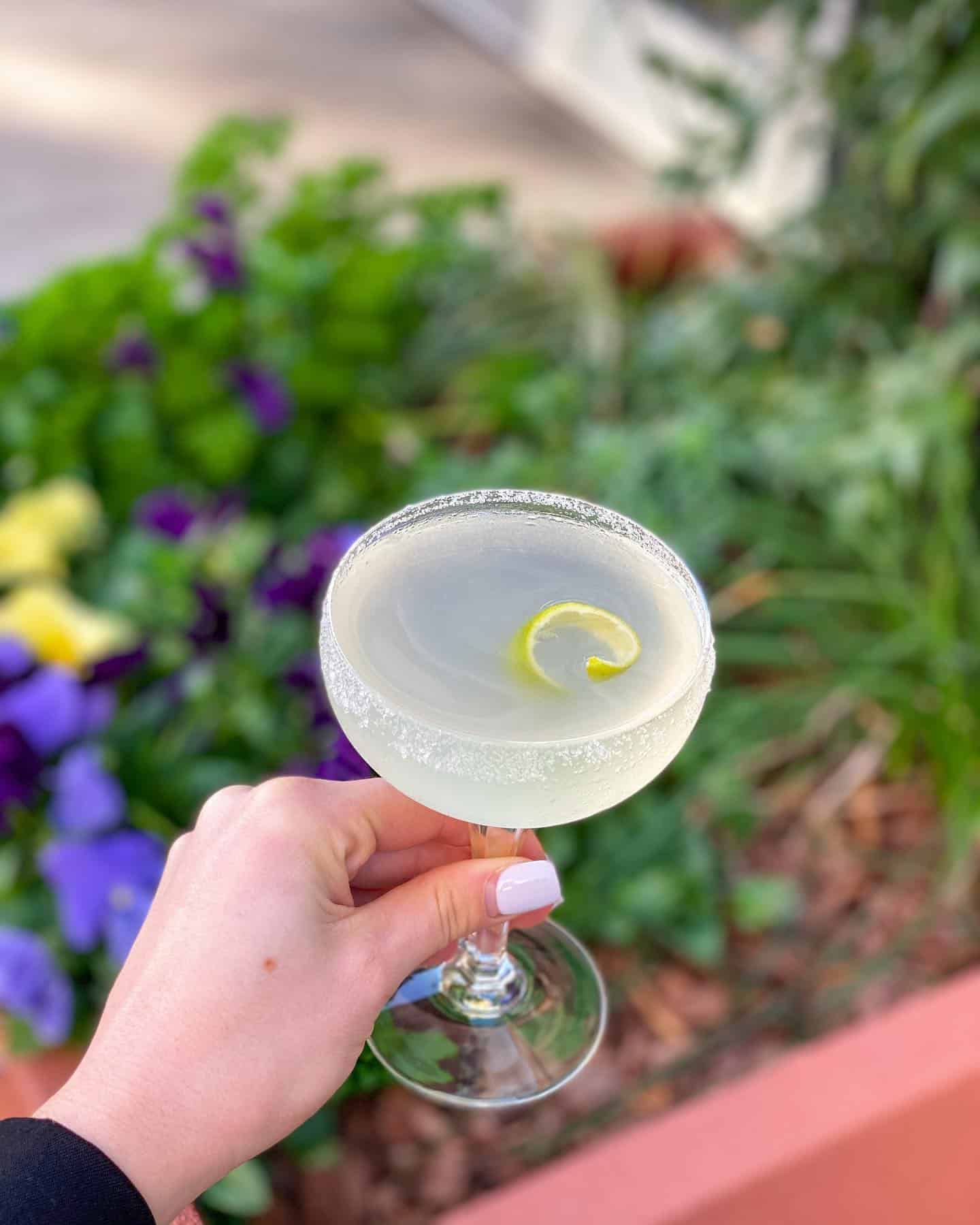 Friday night calls for cocktails and sushi at @piscessushiclt! Get your fill of delicious drinks and food at one of our favorite spots